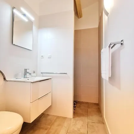 Apartment Privatif Climatise , Terrasse Et Piscine